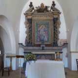 Sopra l'altare principale balza all'occhio un dipinto del 1600-1700 raffigurante la Madonna con in braccio Ges� bambino. Ai piedi della Vergine si riconoscono sulla sinistra San Pietro e sulla destra presumibilmente Gregorio I